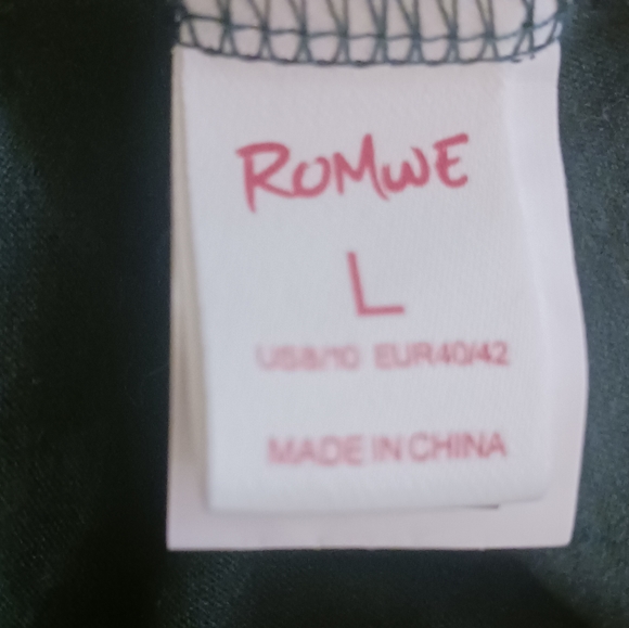 ROMWE LARGE BLACK AND CORAL WOMEN'S CROP TOP🖤 - Picture 3 of 3